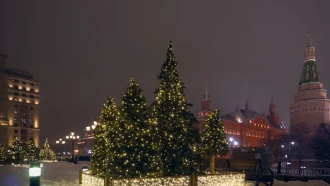 A smooth approach to the Christmas trees. Kremlin tower, beautiful architecture. Video stock 116722935