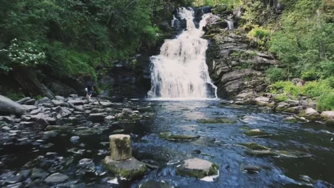 Smooth approach to the waterfall on a drone, above the river Vidéo 161824585