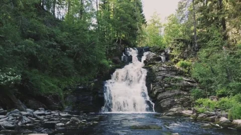 Smooth approach to the waterfall on a drone, over the river Vidéo 161824602