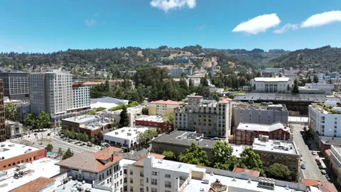 Smooth ascending drone footage over downtown Berkeley, California, revealing Vidéo 340576016