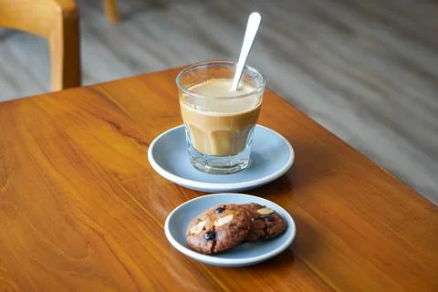 A smooth blend of hot espresso and water combined with sweetened condensed milk Stock-Fotos