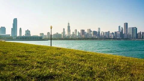 A smooth camera motion of downtown Chicago Vidéo 233688698