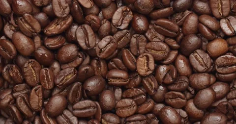 Smooth Camera Movement Over a Handful of Coffee Beans. Vídeo Stock 142320330