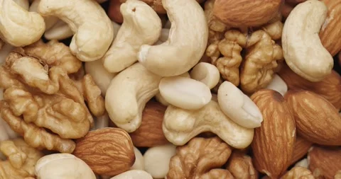 Smooth Camera Movement Over a Handful Mix of Nuts. Vídeo Stock 142514405