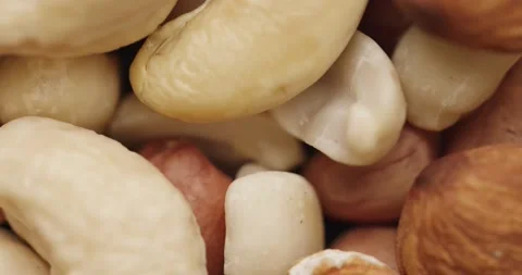 Smooth Camera Movement Over a Handful Mix of Nuts. Vídeo Stock 142514413