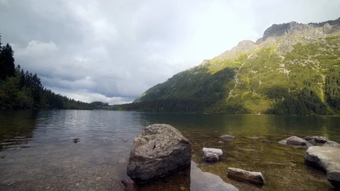 Smooth camera movement over the water at Morskie Oko Lake Vidéo 114743124