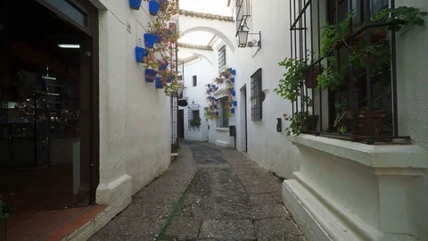Smooth camera steady slide shot around old south Spain village narrow street Vidéo 80567923