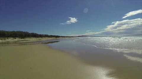 Smooth clip of beach approaching the water 库存影片 24791903