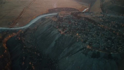 Smooth copter video, river bend between field and mountain, sun glare Vidéo 198496477