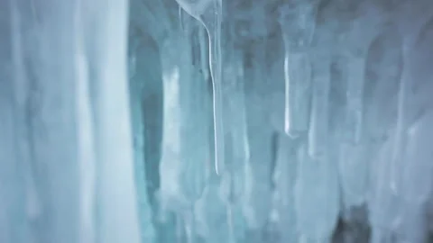 Smooth crystal clear white icicles hang inside ice cave. Frozen water formations Vidéo 166567378