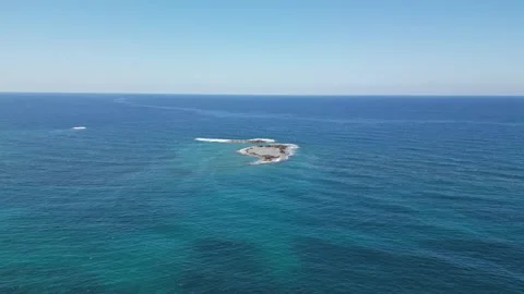 Smooth departure from the reef Video stock 240113486