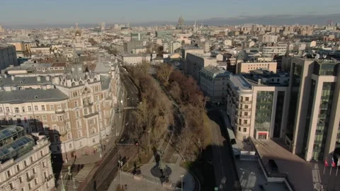 Smooth descending reverse drone shot over urban boulevard Vidéo 322131755