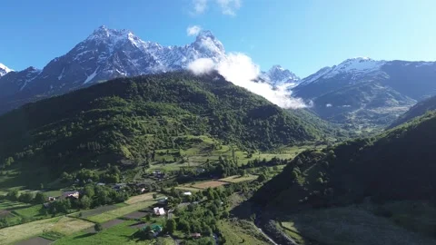 Smooth Drone Approach To Forested Mountain Ridge And Cloud 4K RAW Vídeos de archivo 339734807