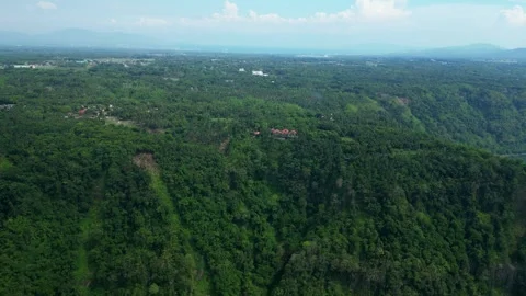 Smooth drone climb above Mt Maculot in Cuenca Batangas Philippines revealing Vidéo 336705354