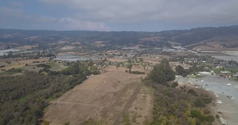 Smooth drone, dolly in, over large plot of land in Northern California, Vídeos de archivo 93561332
