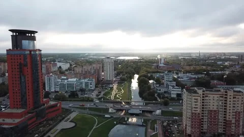 Smooth drone drop and tilt up to urban skyline Stock-Footage 324634553