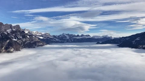Smooth drone flight above cloud inversion revealing majestic alpine mountain Vidéo 331649311
