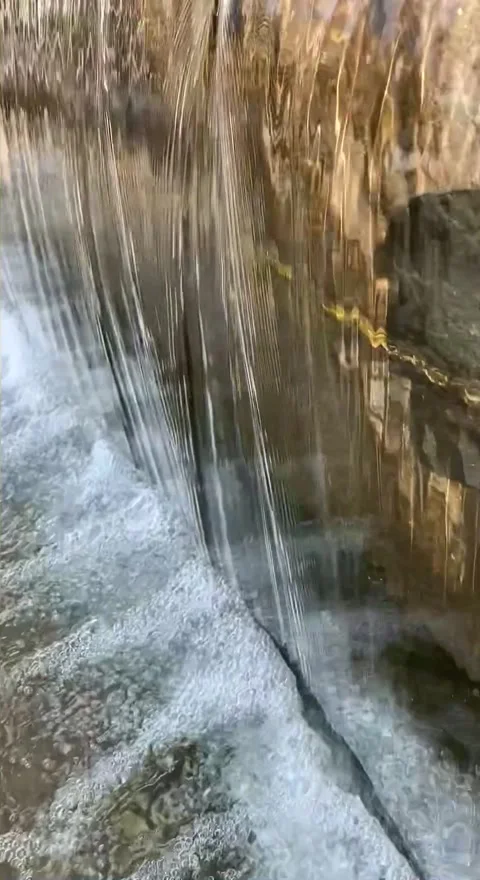 A smooth, even stream of water falling from the edge of a cliff or ledge Video stock 319076280