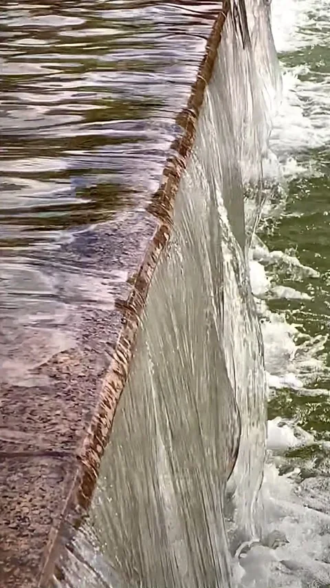 A smooth, even stream of water falling from the edge of a cliff or ledge Video stock 319076310