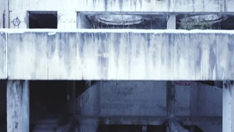Smooth flight of the camera, shooting an abandoned concrete building Vidéo 152832129