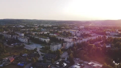 Smooth flight on a drone over an evening small town, sunset Vidéo 161824393