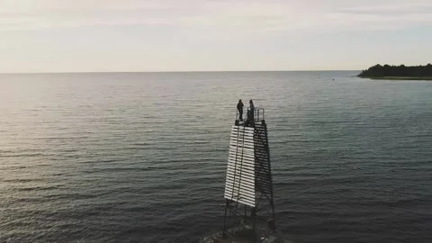 Smooth flight on the lake with a small lighthouse Vidéo 161433648