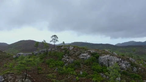 Smooth flight in the mountains in cloudy weather with a little rain Vídeos de archivo 168951479
