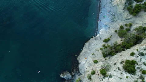 Smooth flight over rocks and sea on a sunny day Vídeo Stock 169389289