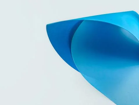 Smooth, folded blue paper texture with ample copy space. Ideal for branding.. Foto stock