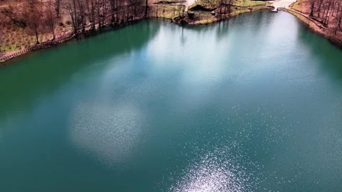 Smooth Forward Drone Flight Over Crystal Blue Lake in 4K 스톡 동영상 339076264