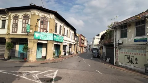 Smooth gimbal shot walking through Melaka's heritage street. Видео 318100191