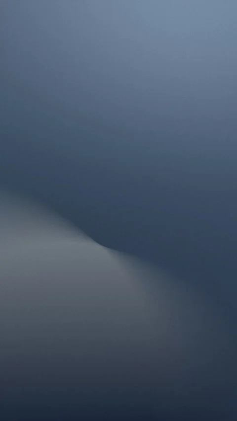 Smooth gradient with soft gray and blue tones creating an abstract, seamless Stockbeeldmateriaal 309701555