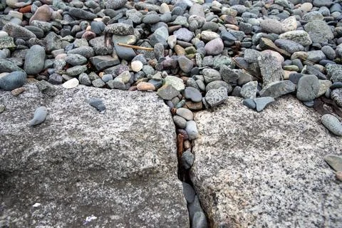 Smooth gray pebbles on a tranquil Massachusets shoreline Foto stock