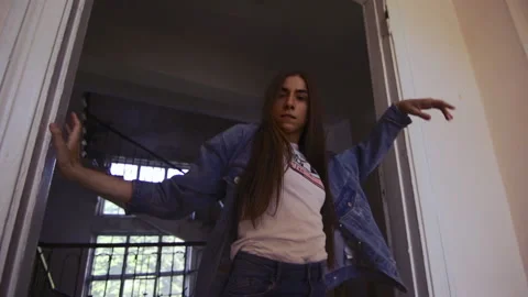 Smooth, horizontal movments of the hands and body of the girl in the doorway Vidéo 147381981