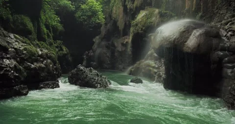 Smooth Jungle River Flow Through Canyon with Lush Green Surroundings Stock-Footage 332655090