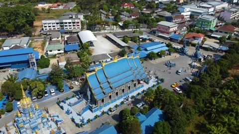 Smooth Left Movement Over Blue Temple Complex Chiang Rai Stockbeeldmateriaal 332573303