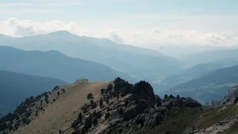Smooth left-to-right FHD pan across the Pyrenees, showing rocky ridges Stockbeeldmateriaal 334165775
