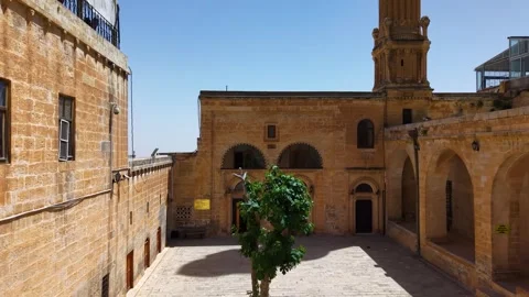 Smooth Left to Right View Across the Historic Courtyard of Mardin 스톡 동영상 340414023