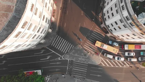 Smooth lift drone above the intersection with the camera down. Video stock 101871012