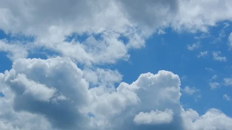 A smooth looping flight through the clouds 库存影片 109524954