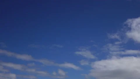 A smooth looping flight through the clouds 库存影片 136188913