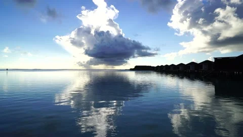 A smooth looping flight through the clouds 库存影片 136189071