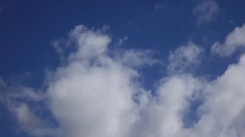 A smooth looping flight through the clouds 库存影片 136189118