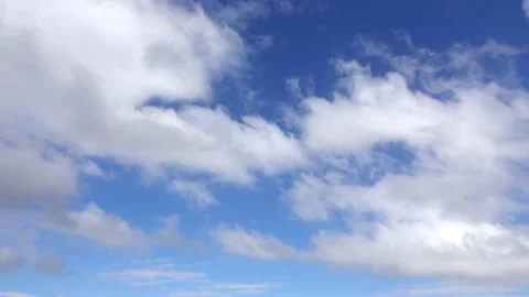 A smooth looping flight through the clouds 库存影片 136189132