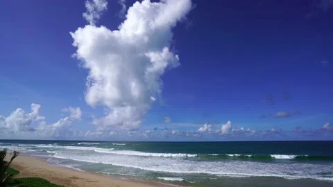 A smooth looping flight through the clouds 库存影片 136189205