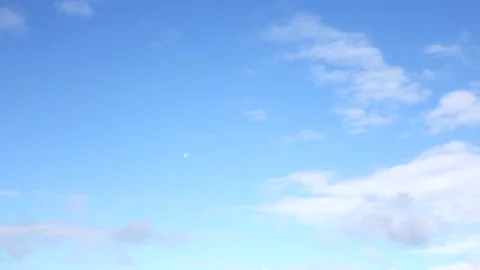 A smooth looping flight through the clouds 库存影片 136189356