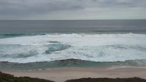 Smooth Ocean Waves crashing in 4k 库存影片 277605018
