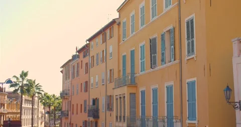 Smooth panning shot of the historic Grasse perfume museum building exterior Vidéo 332994892