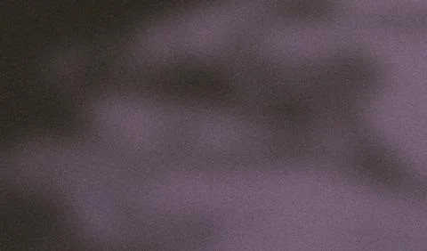 Smooth pattern created by light leaks on a purple grainy background 스톡 사진