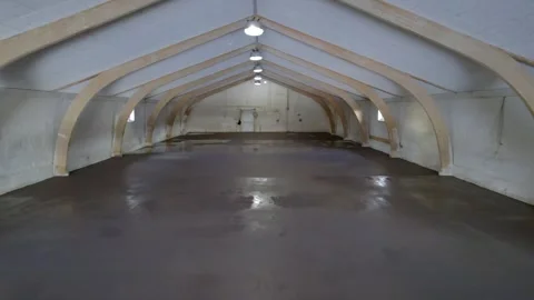 Smooth reflective epoxy floor inside empty industrial warehouse hall interior Video stock 332508992
